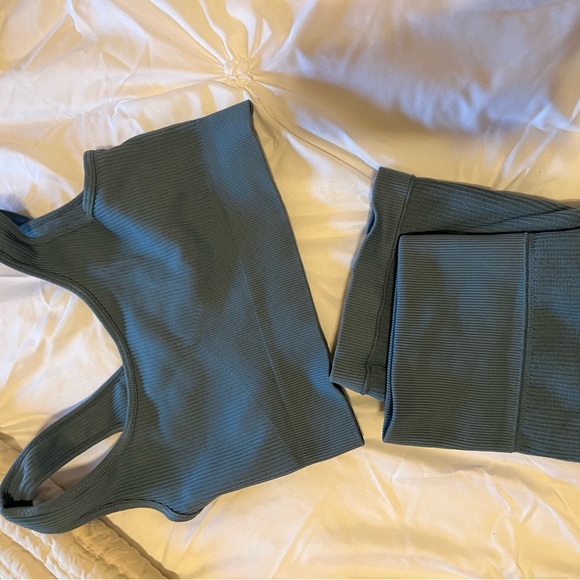 2 Amazon workout sets - Picture 4 of 6